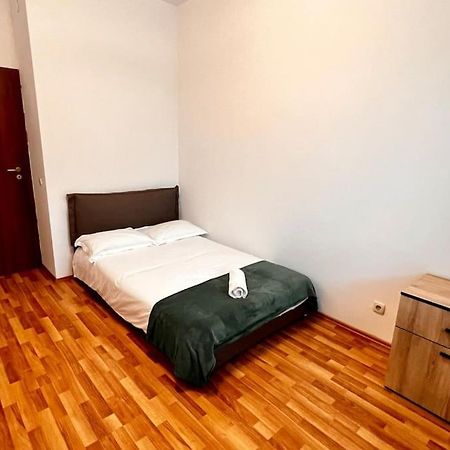 Otopeni Airport Apartment With Private Garden Esterno foto