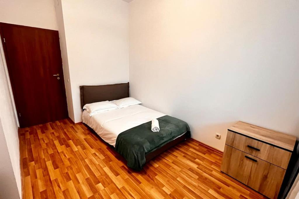 Otopeni Airport Apartment With Private Garden Esterno foto