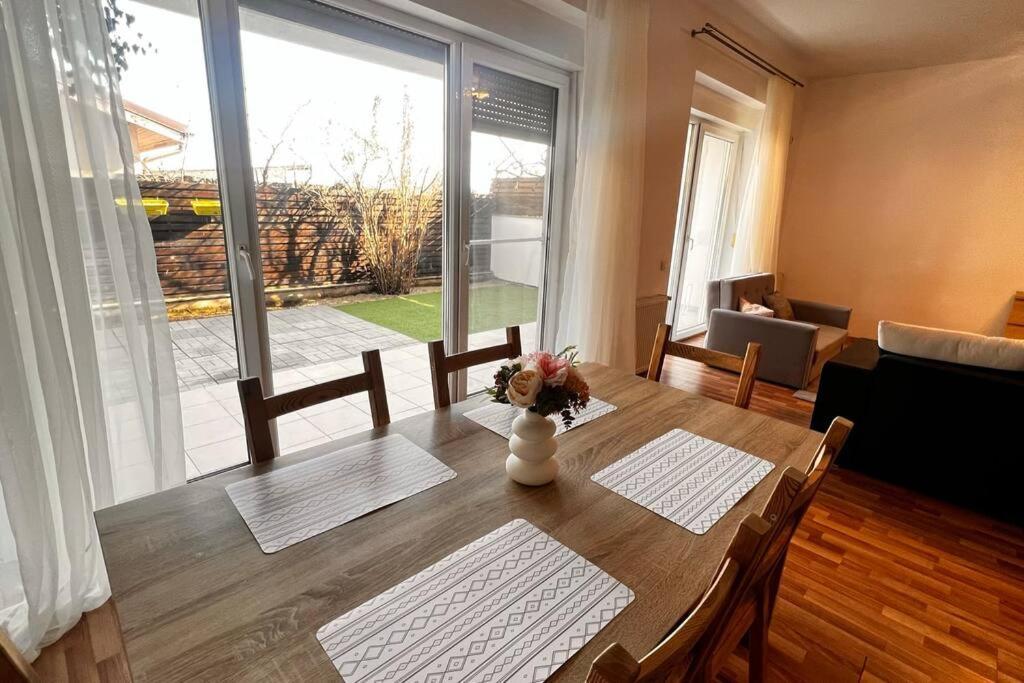 Otopeni Airport Apartment With Private Garden Esterno foto