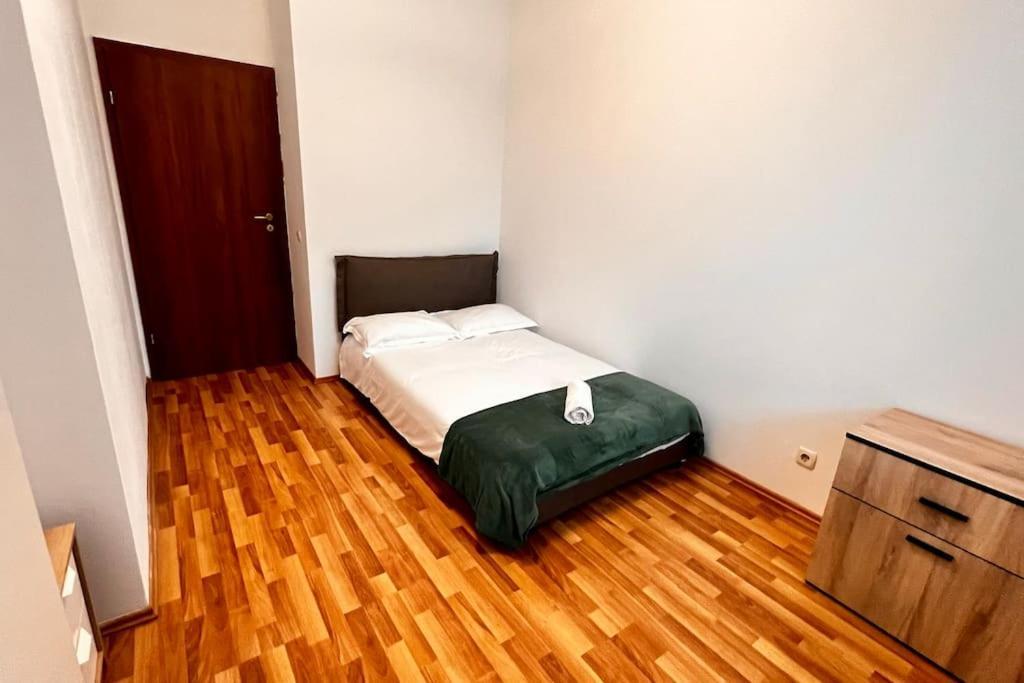 Otopeni Airport Apartment With Private Garden Esterno foto