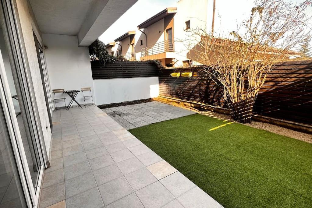 Otopeni Airport Apartment With Private Garden Esterno foto