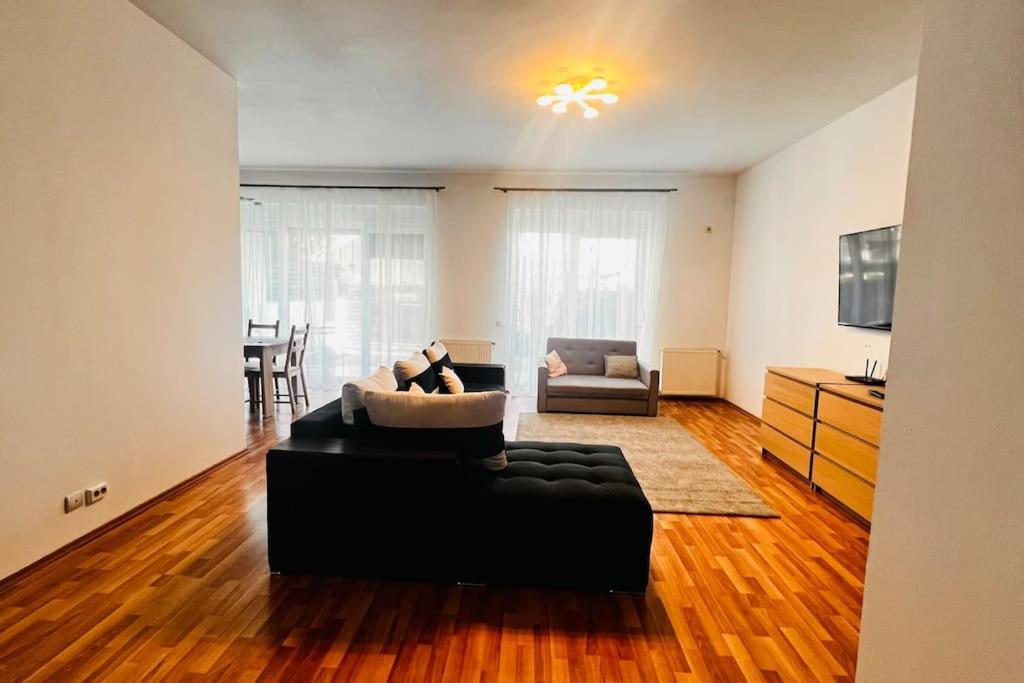 Otopeni Airport Apartment With Private Garden Esterno foto