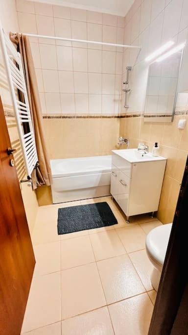Otopeni Airport Apartment With Private Garden Esterno foto