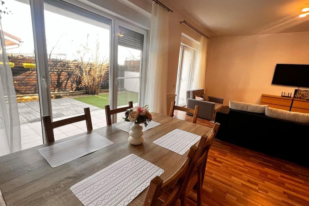 Otopeni Airport Apartment With Private Garden Esterno foto