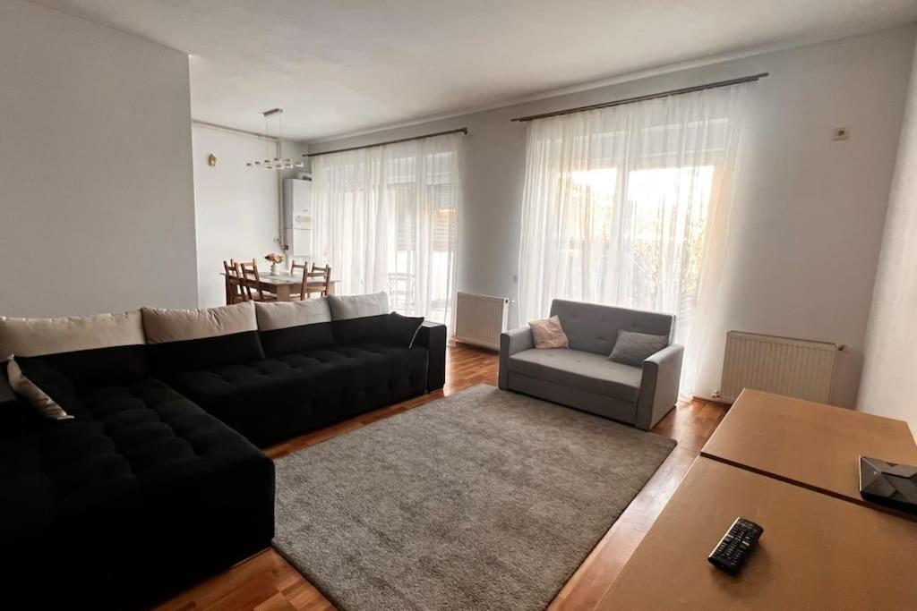 Otopeni Airport Apartment With Private Garden Esterno foto