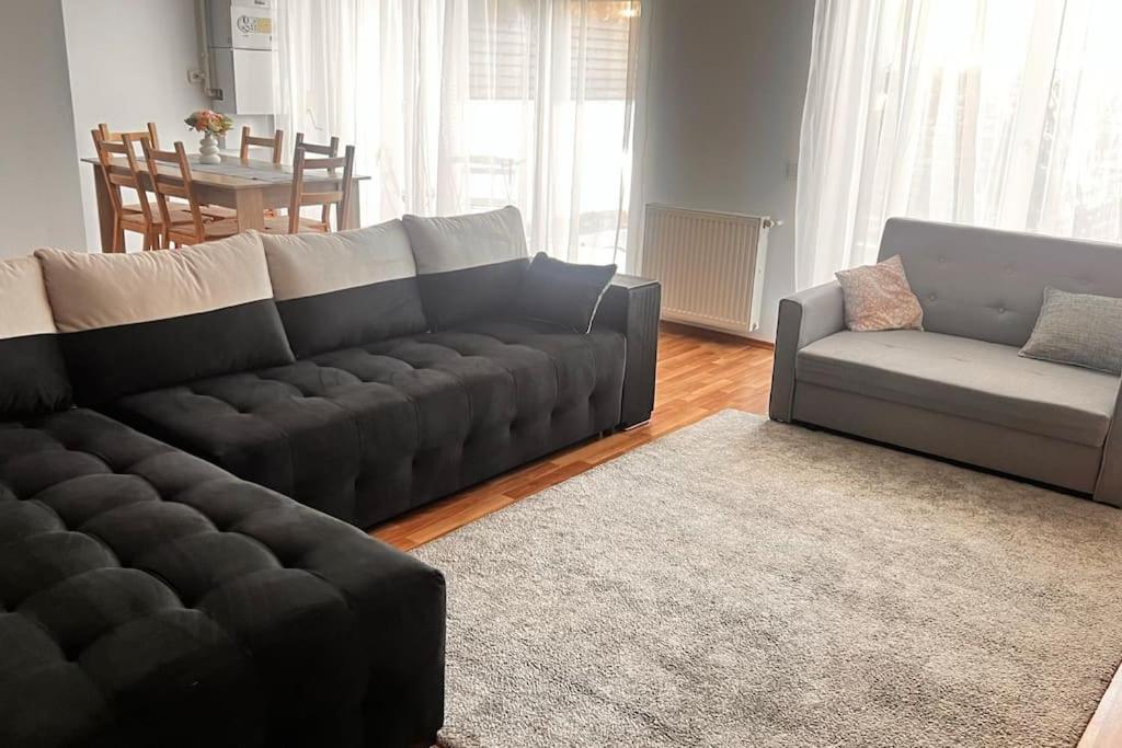Otopeni Airport Apartment With Private Garden Esterno foto