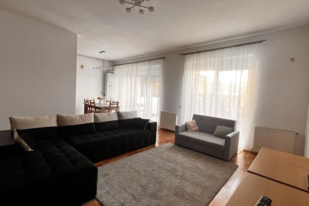 Otopeni Airport Apartment With Private Garden Esterno foto