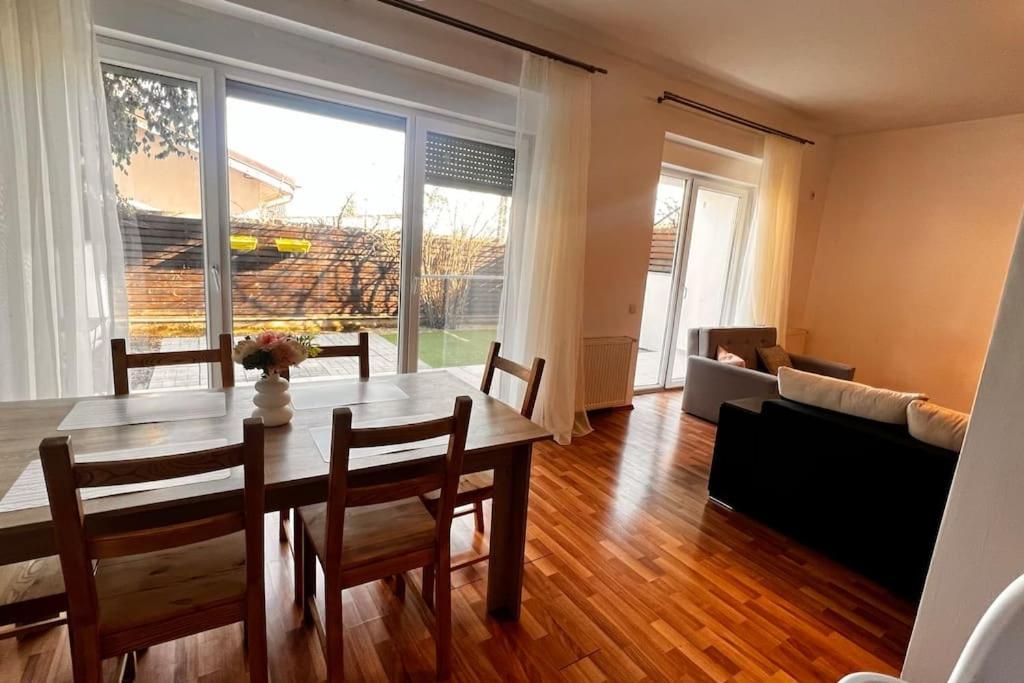 Otopeni Airport Apartment With Private Garden Esterno foto