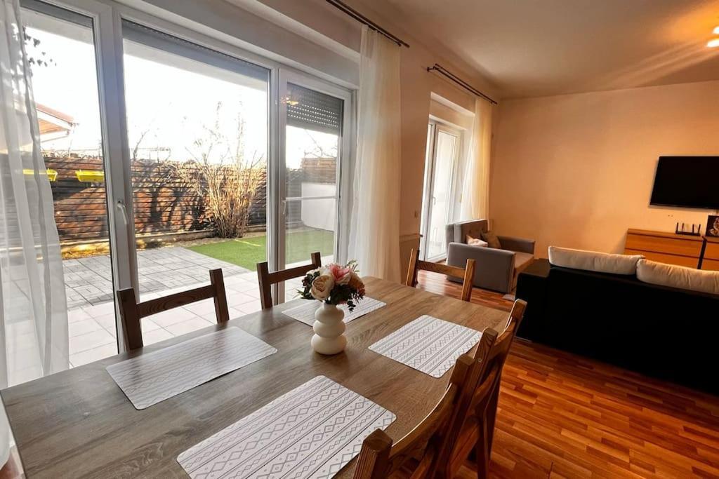 Otopeni Airport Apartment With Private Garden Esterno foto